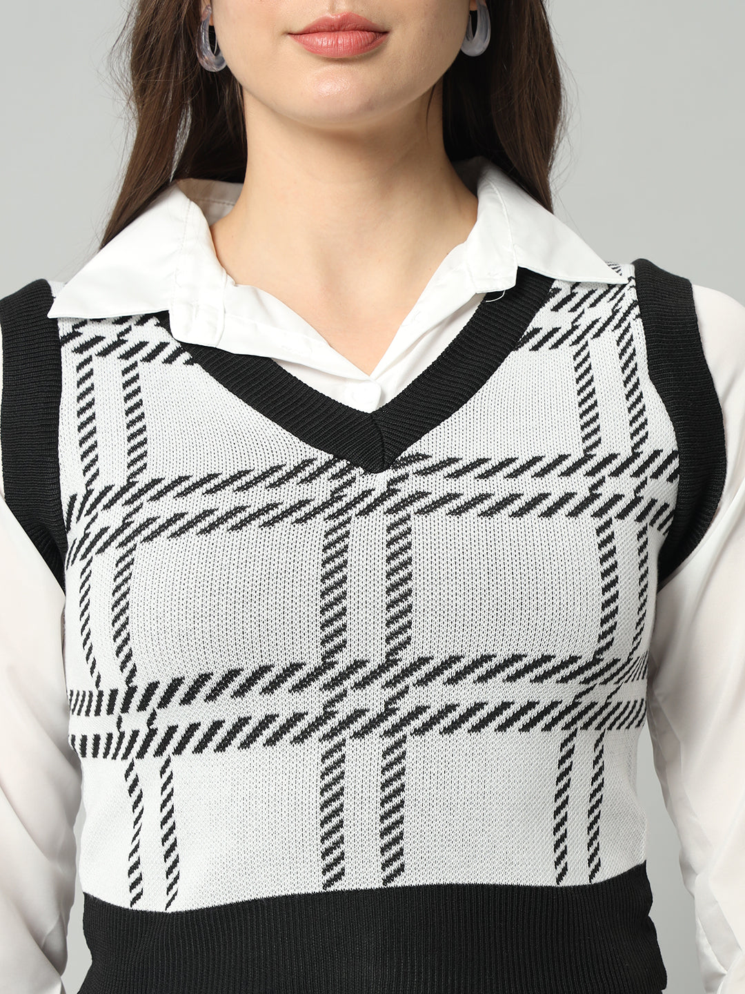 BROOWL Women Black & White Checked Woollen Sweater Vest